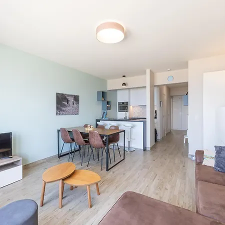 Modern With Frontal Sea-view מידלקרק