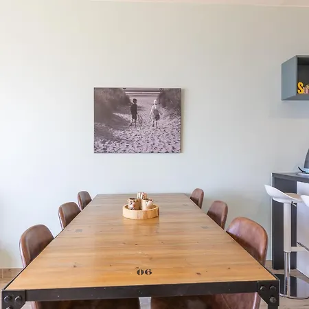 Modern With Frontal Sea-view דירה