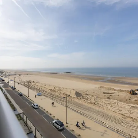 Modern With Frontal Sea-view מידלקרק